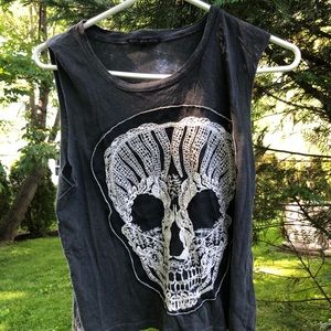 Grey skull tank